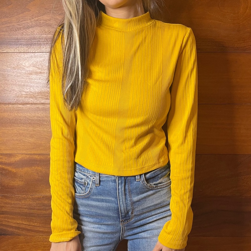 Yellow turtleneck🌜